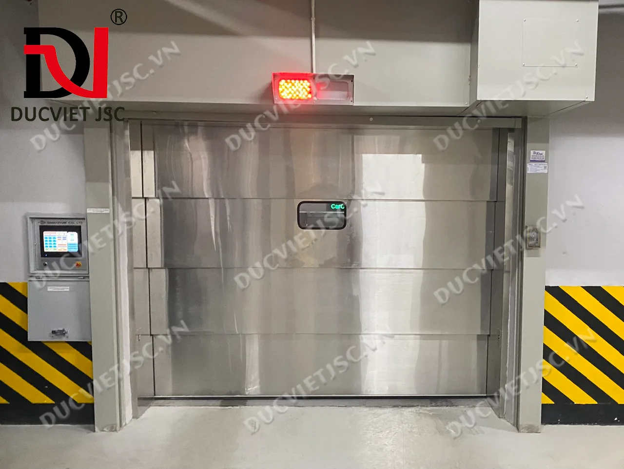 Cửa vào hệ thống đỗ xe tại tòa nhà 175 Giảng Võ