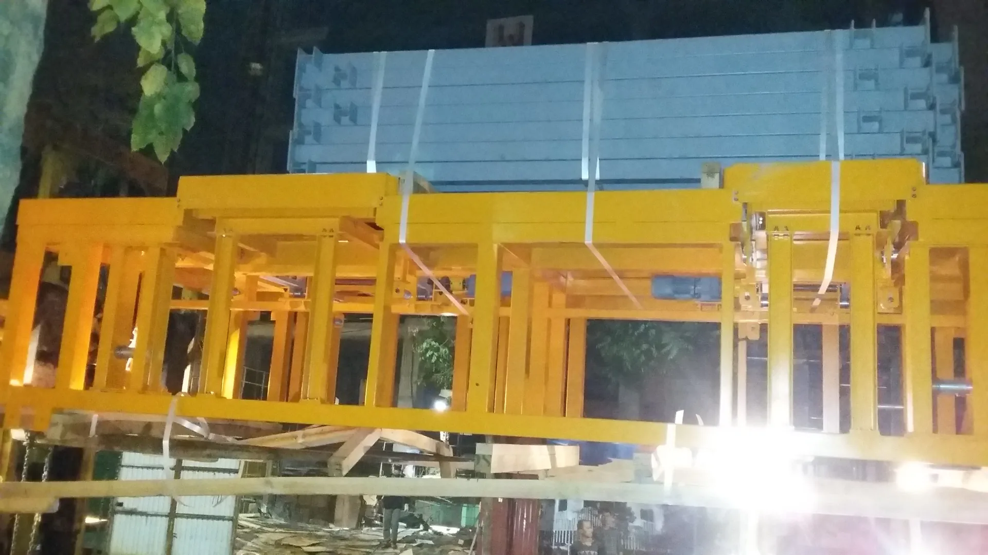 Dỡ hàng từ container