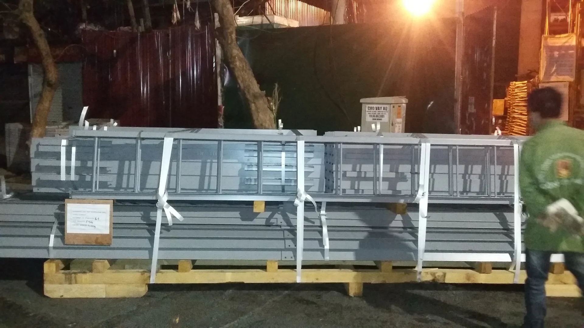 Dỡ hàng từ container