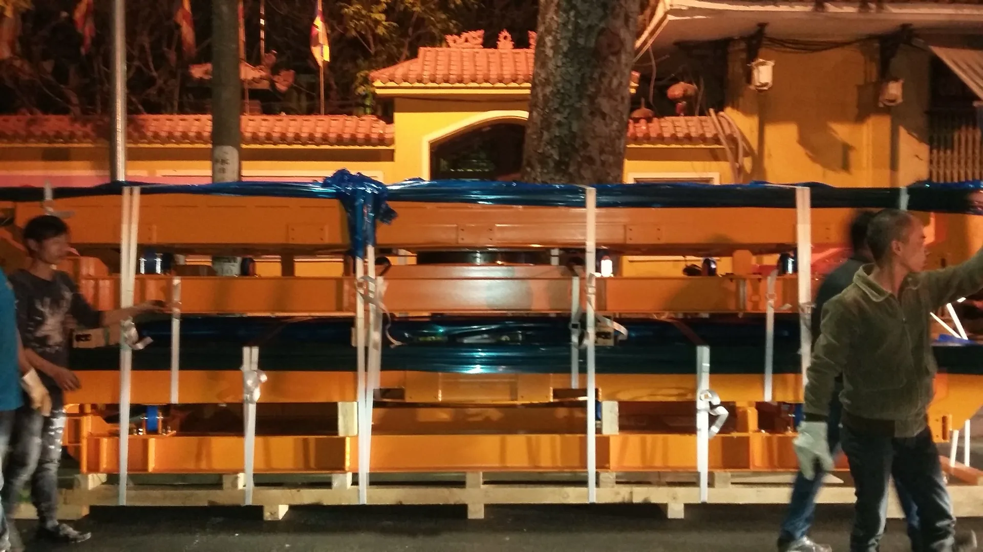 Dỡ hàng từ container