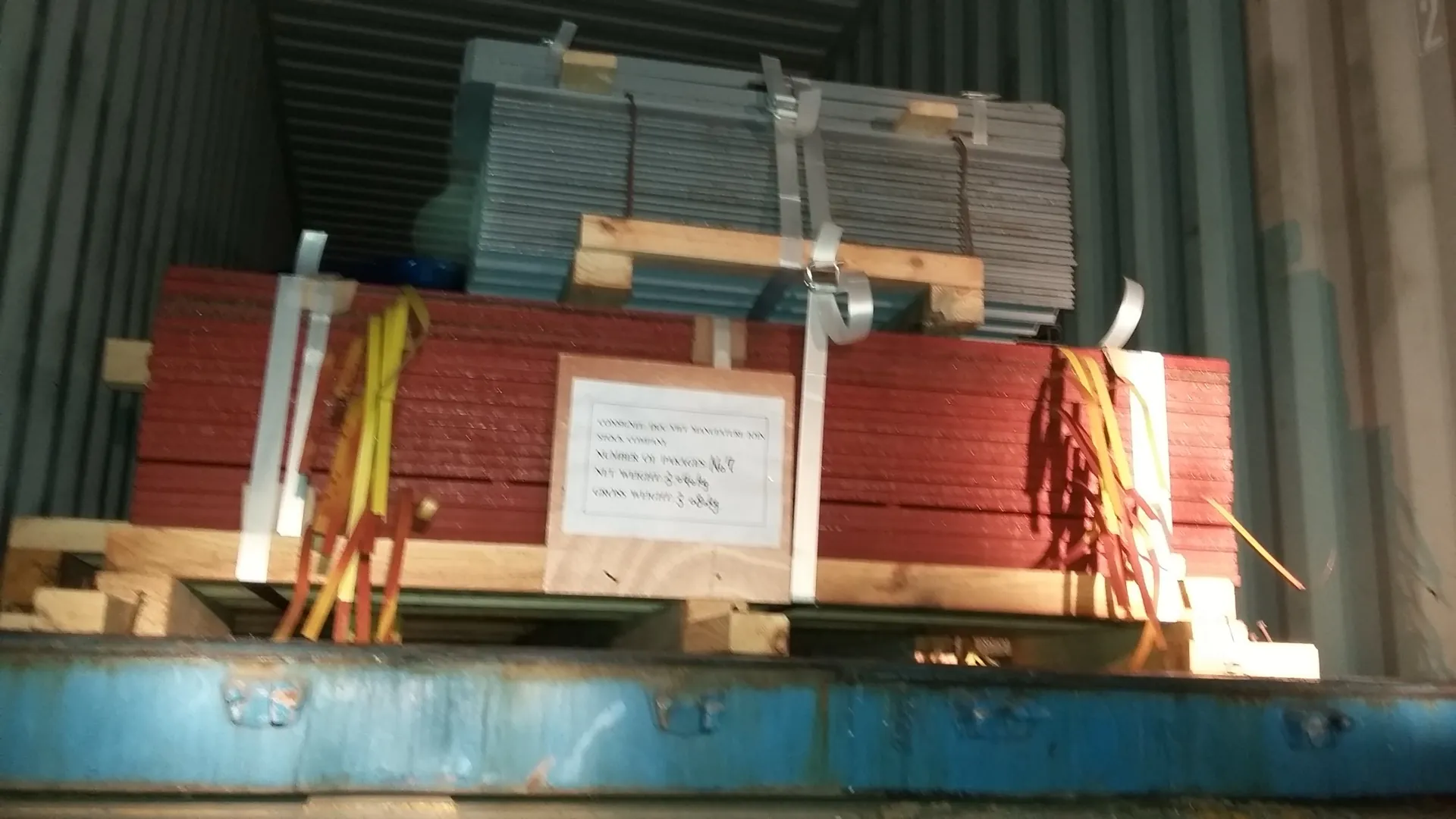 Dỡ hàng từ container