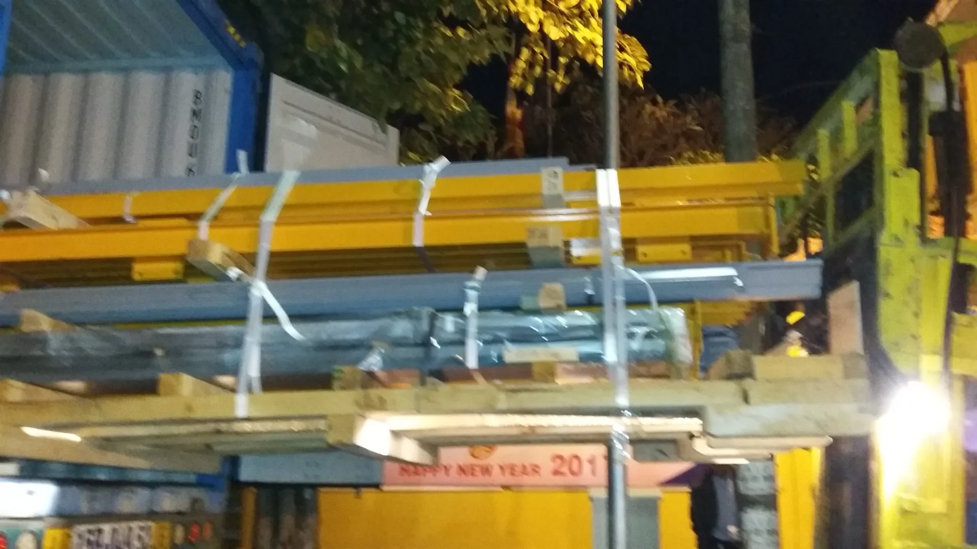 Dỡ hàng từ container